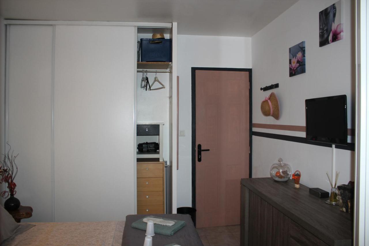 Philippe & Marie, A Louer Petite Chambre Chez L'Habitant Avec Terrasse Dans Villa, Au Pied Du Luberon คุคุรง ภายนอก รูปภาพ