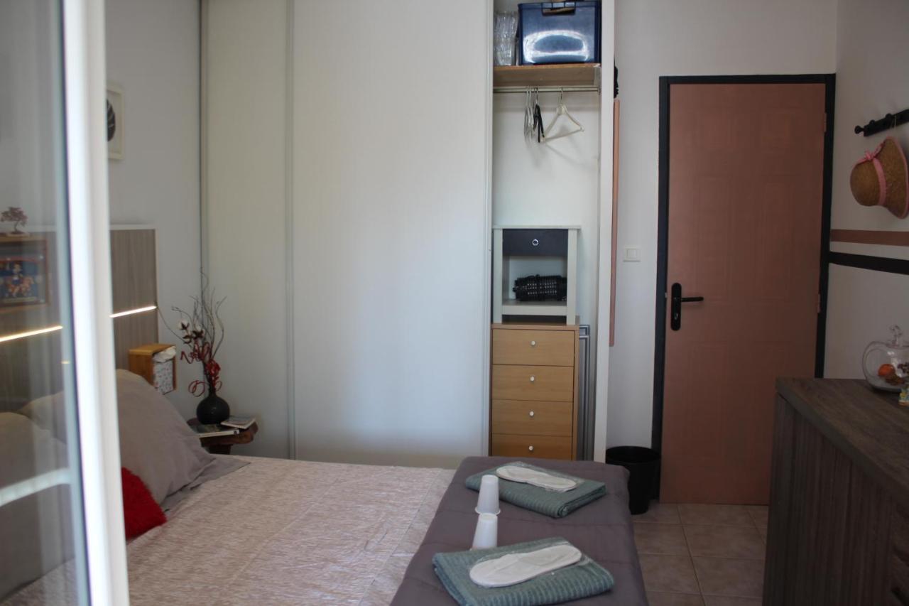 Philippe & Marie, A Louer Petite Chambre Chez L'Habitant Avec Terrasse Dans Villa, Au Pied Du Luberon คุคุรง ภายนอก รูปภาพ